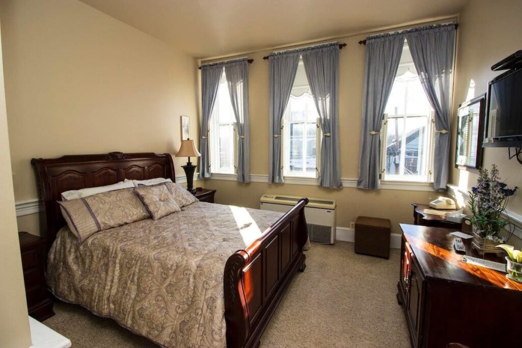 Topaz Room